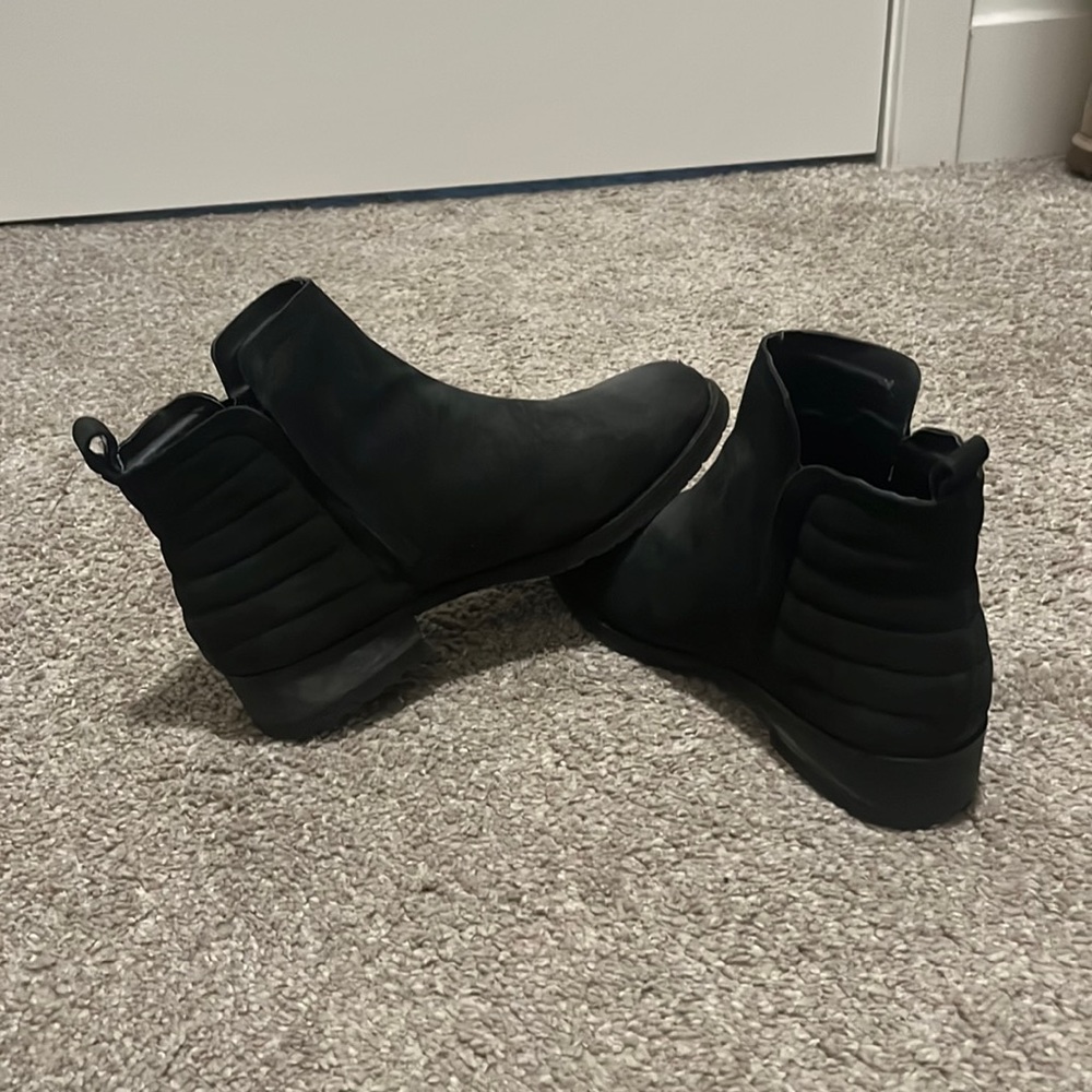 Steve Madden Size 10 Womens Flat Black Booties